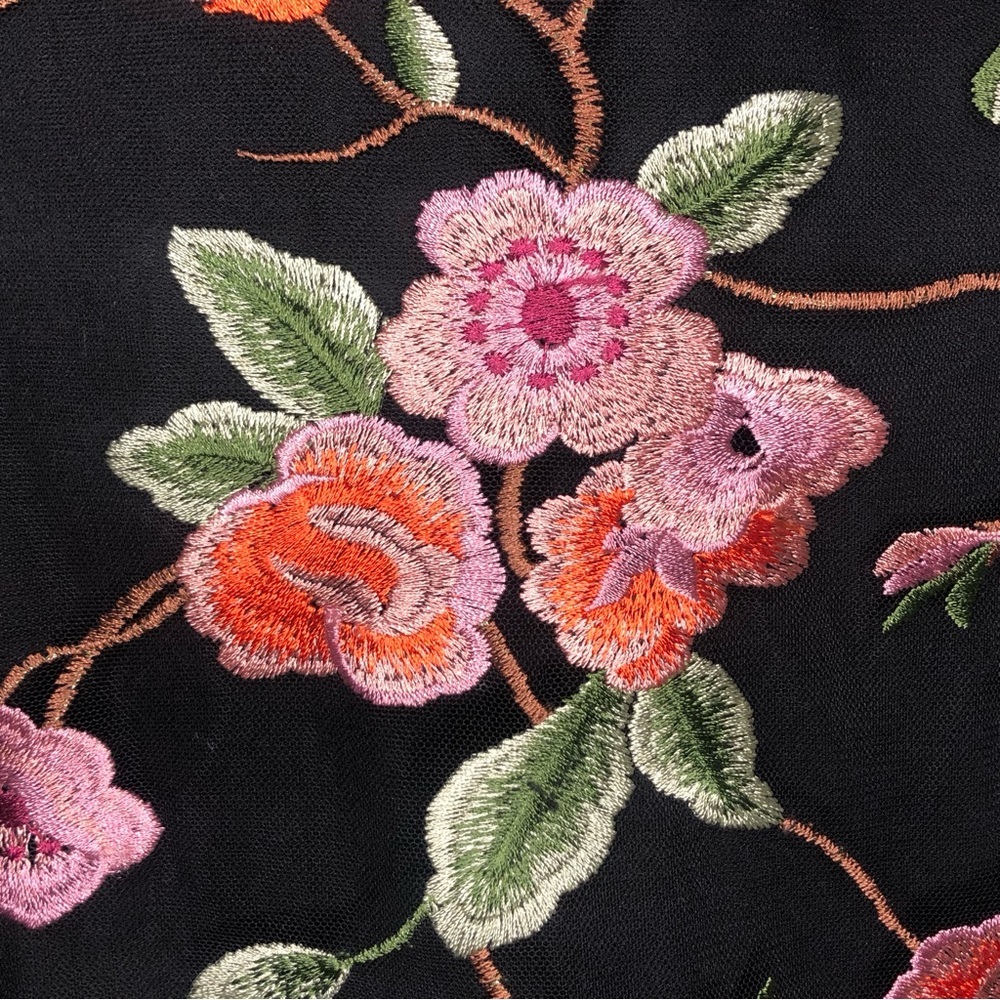 Icône black floral embroidered top